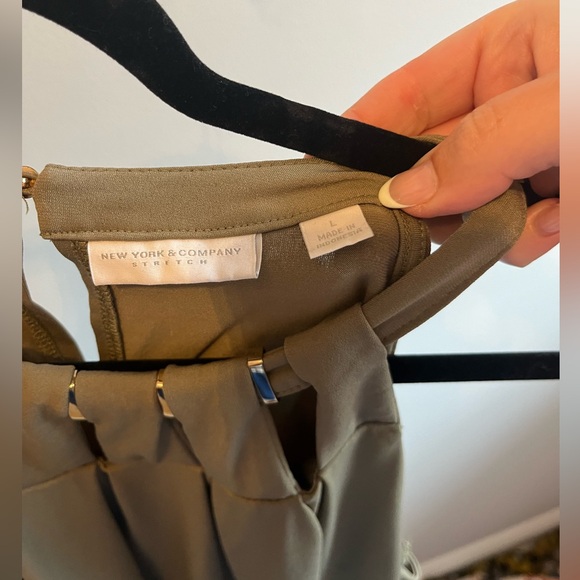 New York & Company women’s olive green stretch halter top size L - Picture 3 of 4